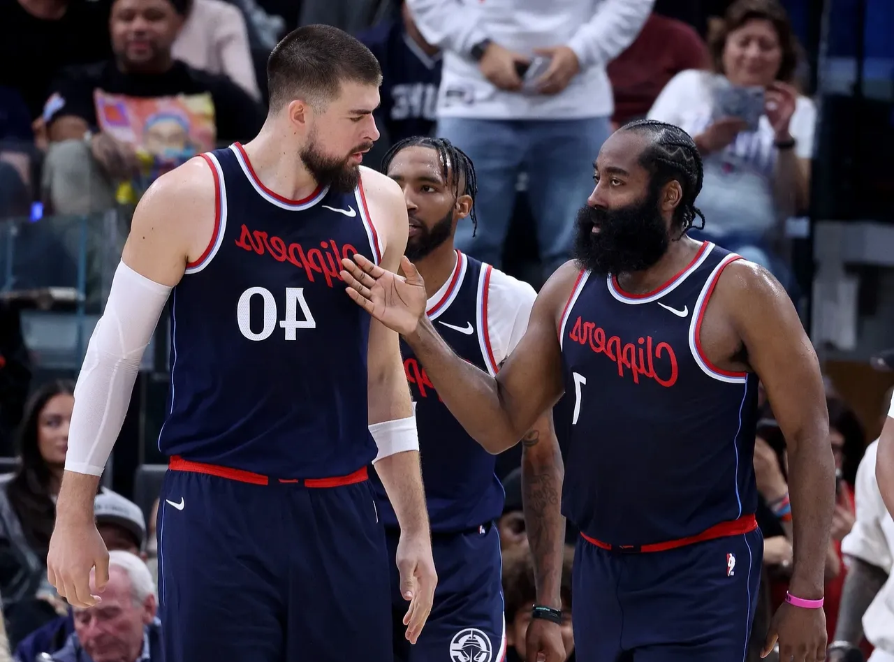 爱游戏官网包含转会期体能课后，洛杉矶快船扳平良机备战NBA季后赛，压力陡增，轮换策略成焦点的词条