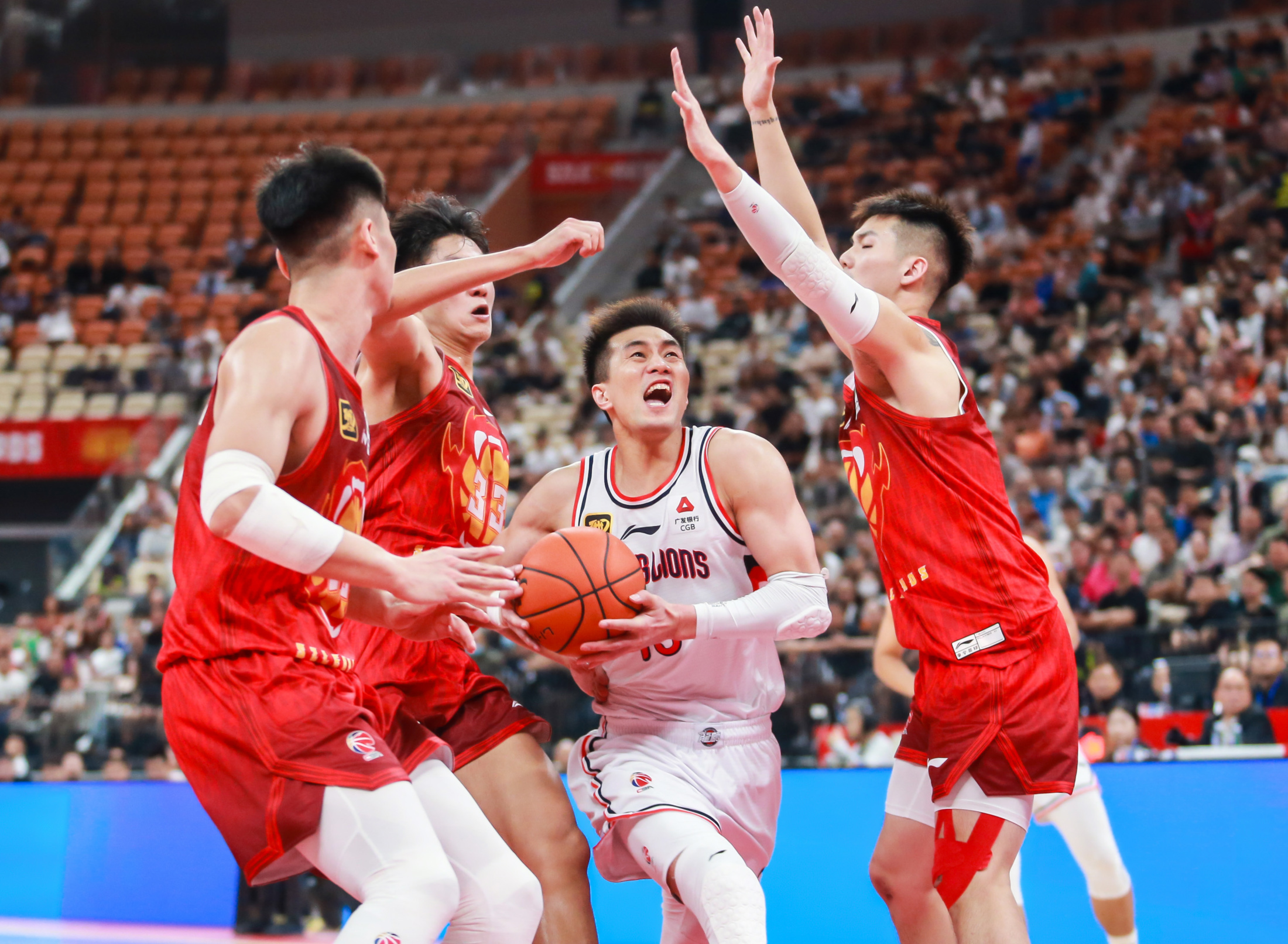 AYX中国包含广州队训练开放日，冲刺阶段远射贴柱引欢呼，亚冠在即，细节决定成败的词条